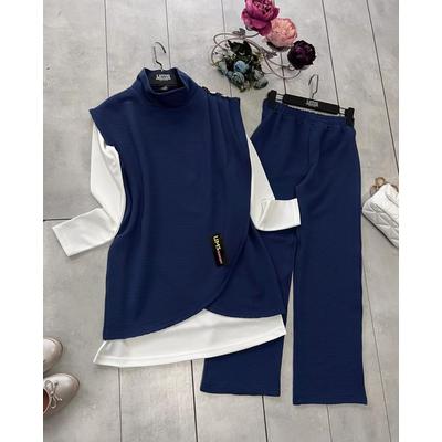 Suit with Three Buttons on the Shoulder.Blue
