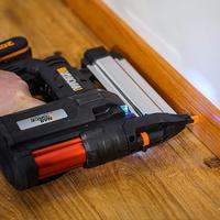 Worx Wx840 20Volt/2.0Ah. LiIon Şarjlı Profesyonel 1640Mm Zımba Ve 1550Mm Çivi Çakma + 2900 Adet Yedek Zımba Ve Çivi